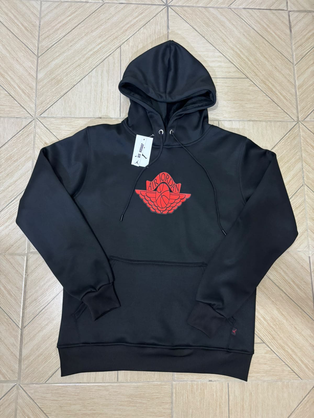 Sudadera con capucha Jordan negra con gráfico Wings rojo