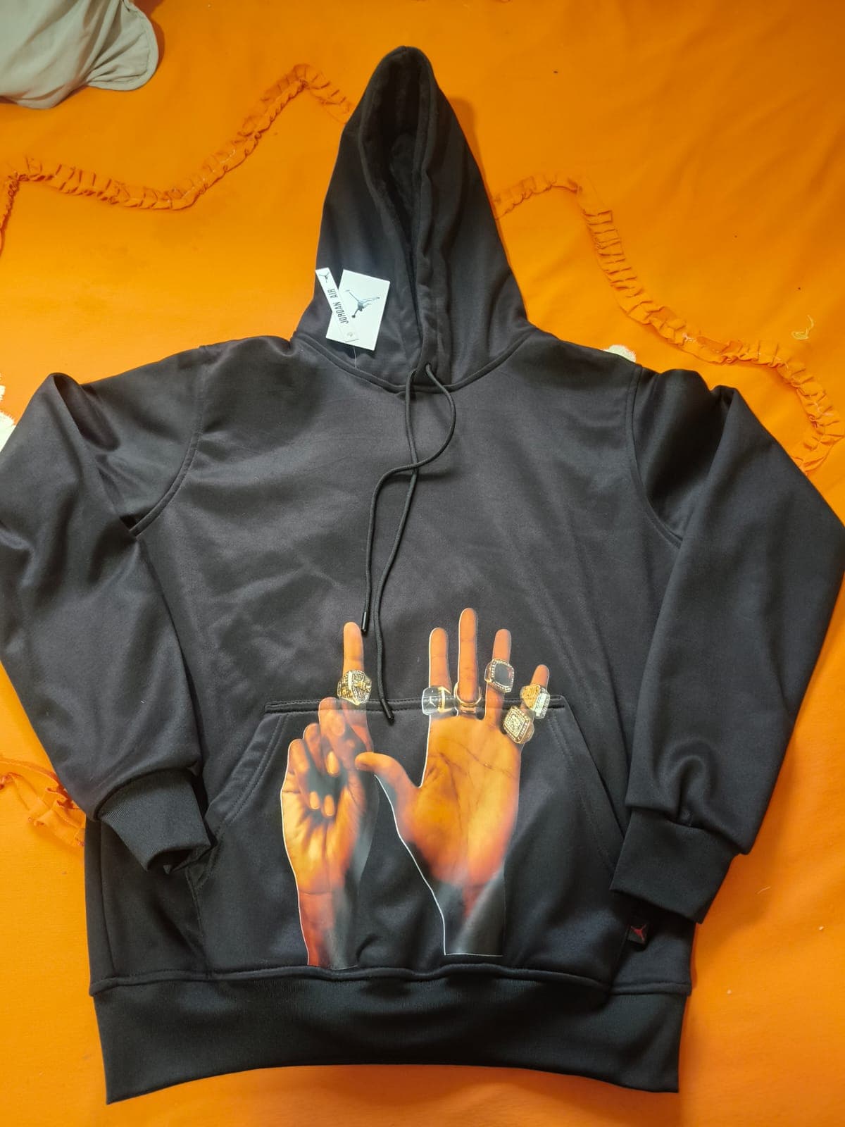 Sudadera con capucha negra estampada de manos con anillos