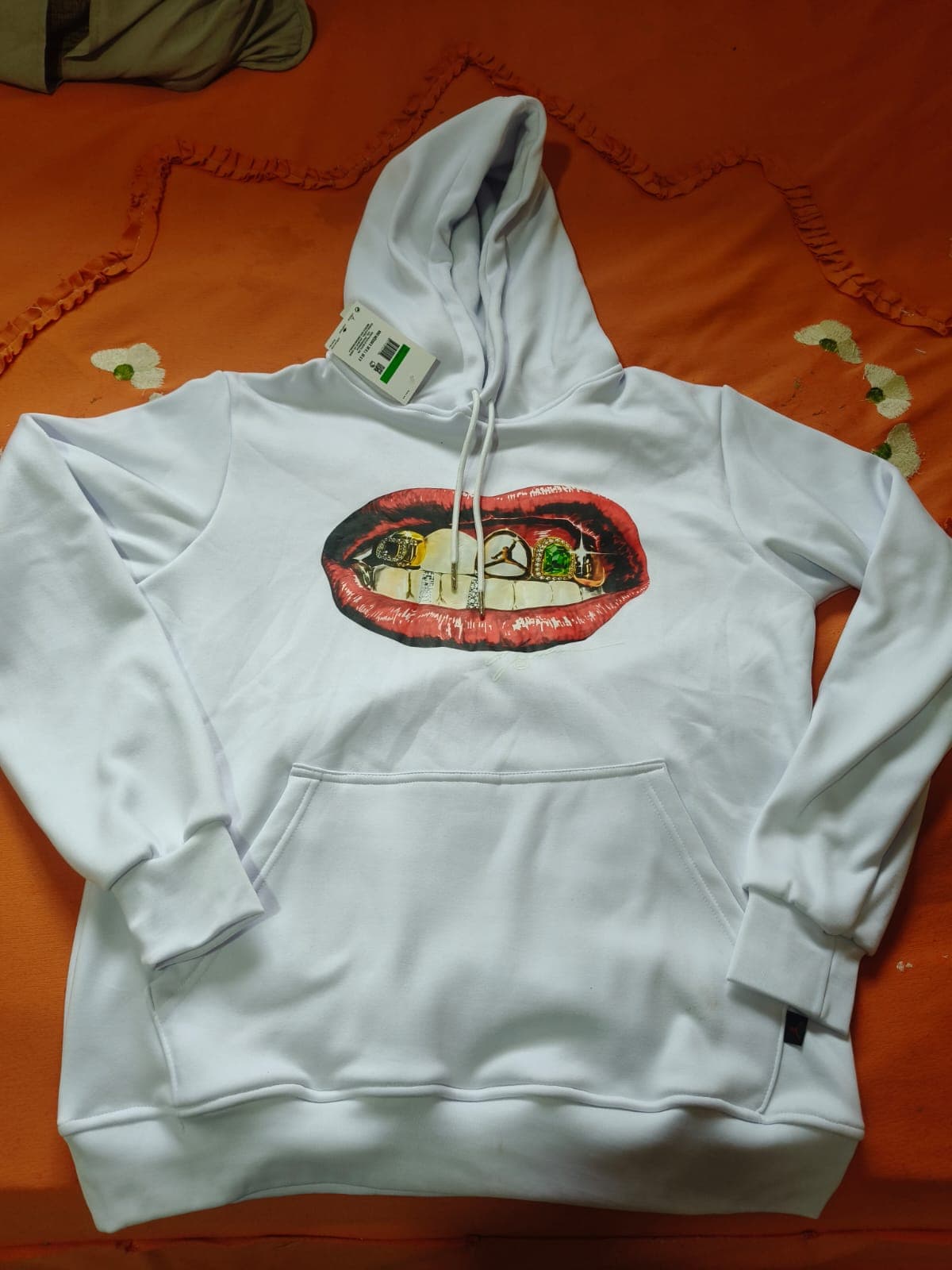 Sudadera blanca con capucha y estampado de labios con anillos